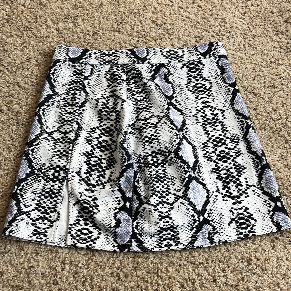 small black white and blue/gray snake skin print skirt with front slit